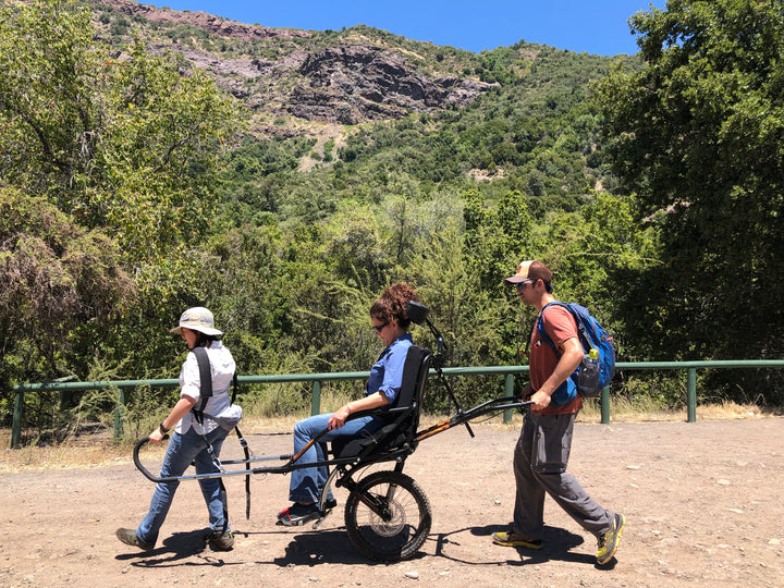 Persona asistida en silla de ruedas adaptadas en reserva nacional