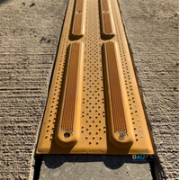 Panel Guía Direccional Amarillo Embutido de 152mm para Rutas Accesibles