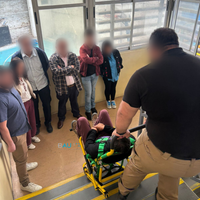 Relator realizando el curso de silla en una escalera
