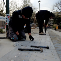 Instalando botones podotáctiles en calle exterior