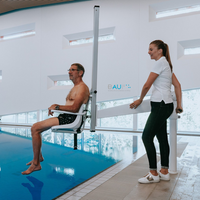 persona en Elevador de Piscina Neptuno