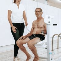 hombre en Elevador de Piscina Otter