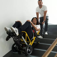 Dos personas usando la silla