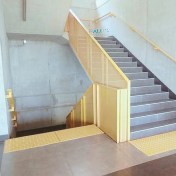 Escalera con pasamanos y panel amarillo
