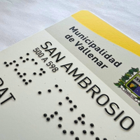 Señalética Braille en Paraderos y Espacios Públicos | Señalización Inclusiva