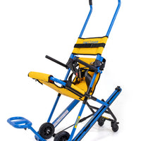 Silla de evacuación Evac+Chair 400H desplegada, vista frontal: estructura azul, asiento amarillo con arnés, apoyabrazos, apoyapiés y orugas para escaleras.