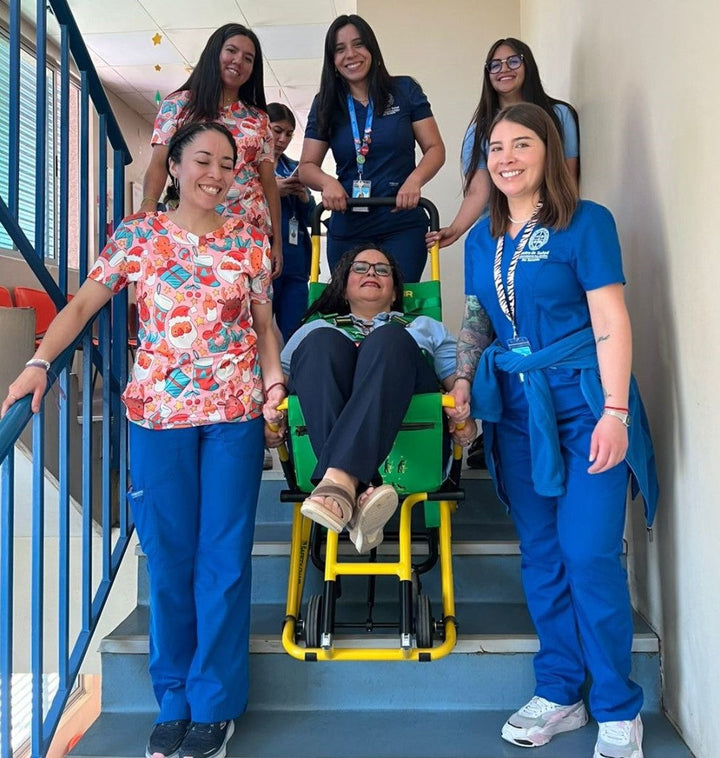 6 personas en taller de uso de sillas de ruedas. Todas mujeres