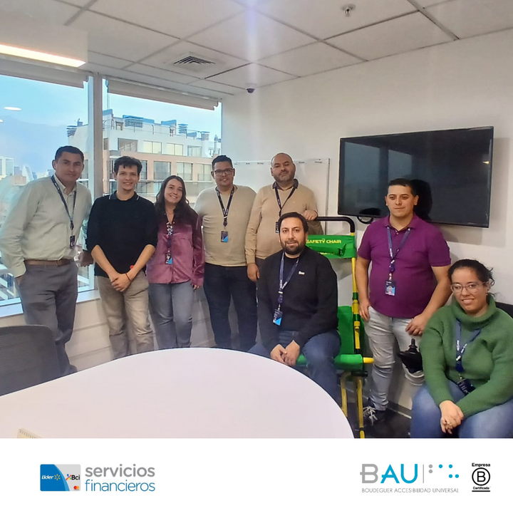 8 personas en un taller de uso de silla de evacuación
