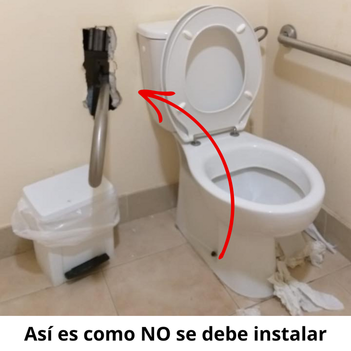 Baño Accesible con la barra estropeada, en el piso, porque no tenñia soporte a la pared. 