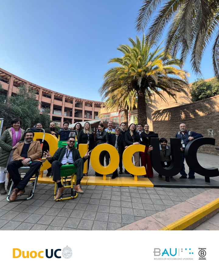 Alumnos de DUOC posando con la silla de evacuación