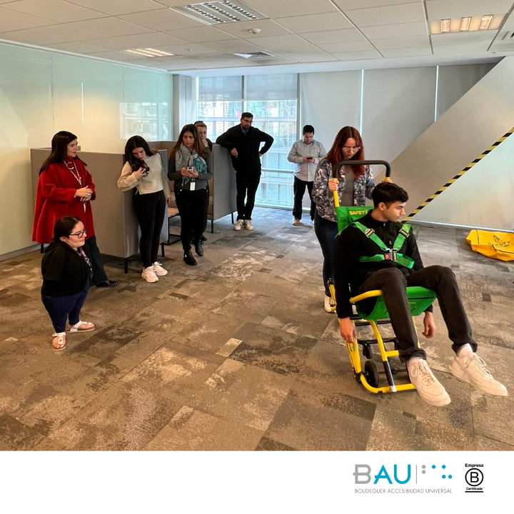 Grupo de colaboradores en una empresa aprendiendo a usar una silla de evacuación SafetyChair