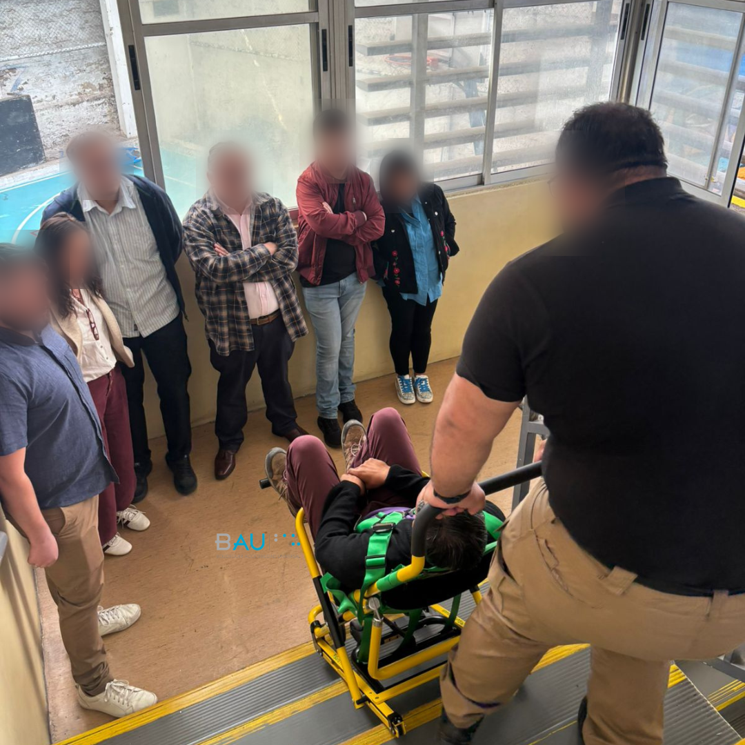 Relator realizando el curso de silla en una escalera