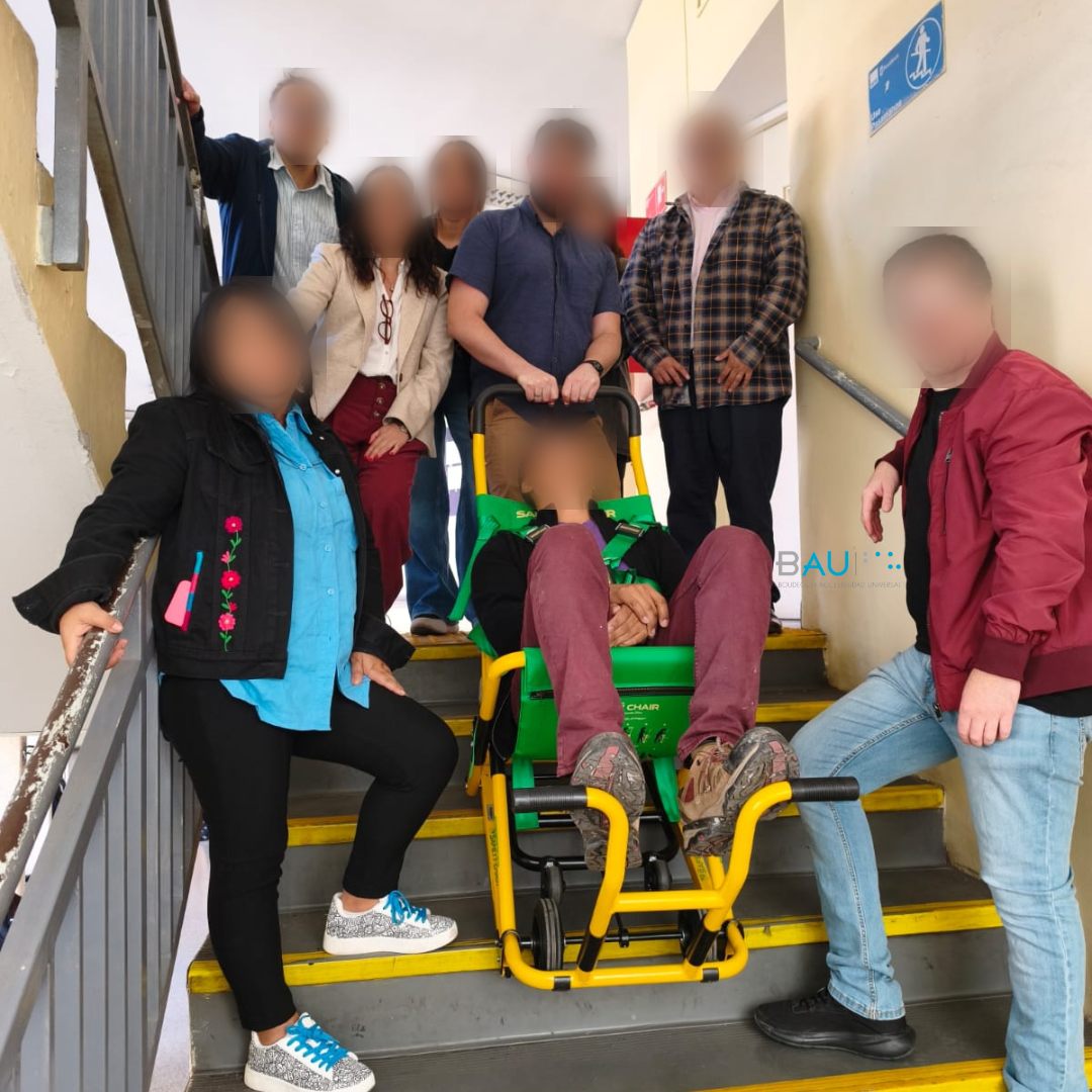 Asistentes de capacitación realizando el curso de silla en una escalera