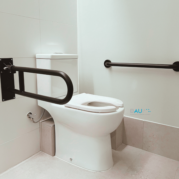 Baño Accesible. Barra abatible y barra recta color negro