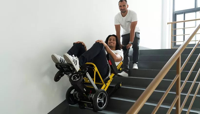 Dos personas usando la silla