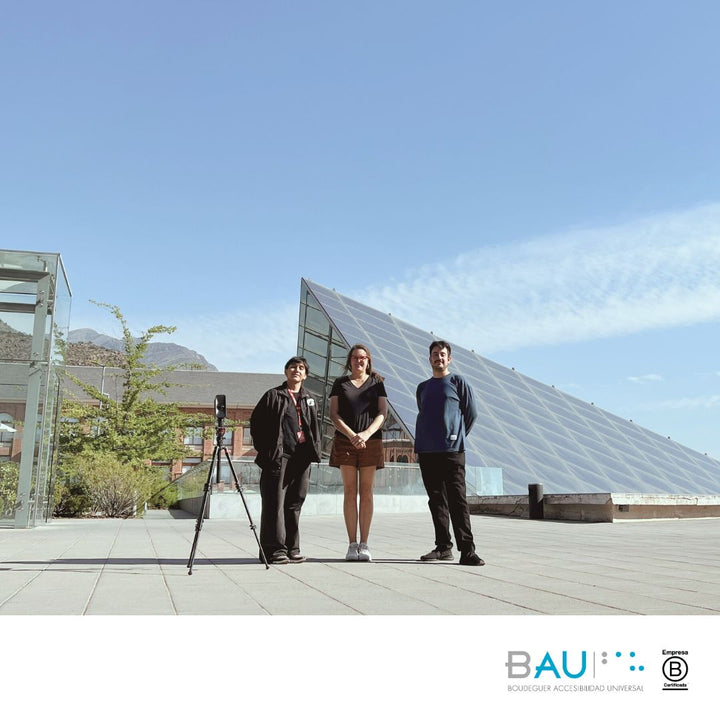 Equipo de BAU Accesibilidad realizando levantamiento técnico en espacio público para evaluación de accesibilidad arquitectónica.
