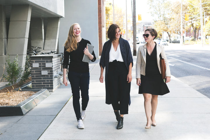 3 mujeres caminando por la ciudad