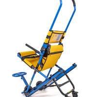 Silla de evacuación Evac+Chair 400H desplegada, vista lateral: respaldo con bolsillo de instrucciones, asiento amarillo, apoyapiés y ruedas traseras.